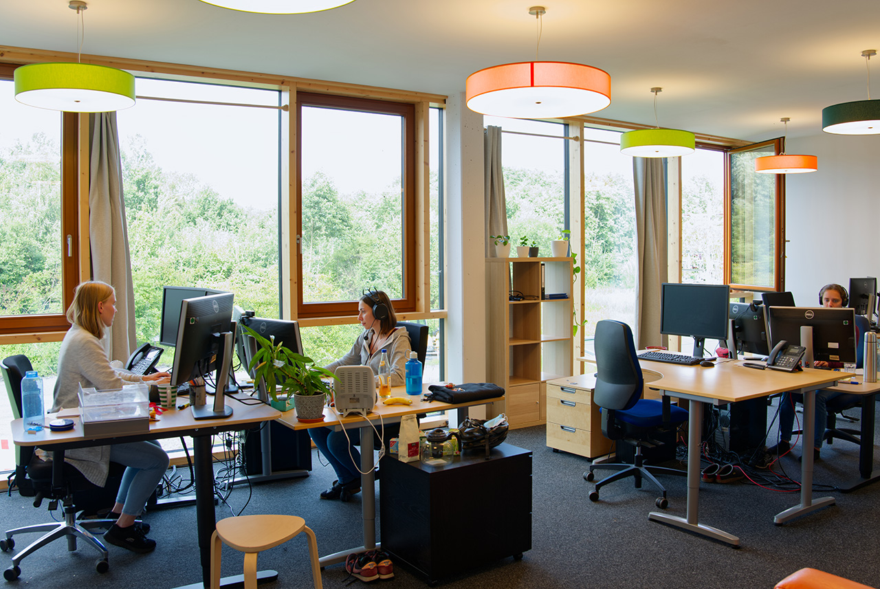 Open-plan office – colorful and green